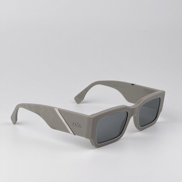 Fendi DIAGONAL Sunglasses – Grey Rectangle Frame Grey Mirror |Model FE40131I 20C - Picture 4 of 9